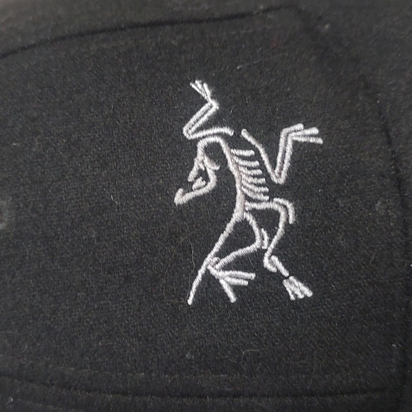 Arc'teryx Classic Wool Flexfit Ball Cap with a subtle Arc’teryx Logo S-M - Picture 2 of 8